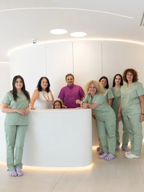 Η ομάδα του Tsagiannis Orthodontics στον χώρο υποδοχής του ιατρείου