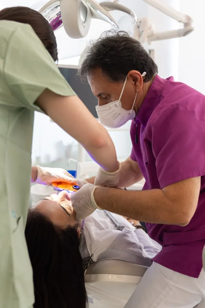 Ο Dr. Ιωάννης Τσαγιάννης κατά τη διάρκεια ορθοδοντικής θεραπείας