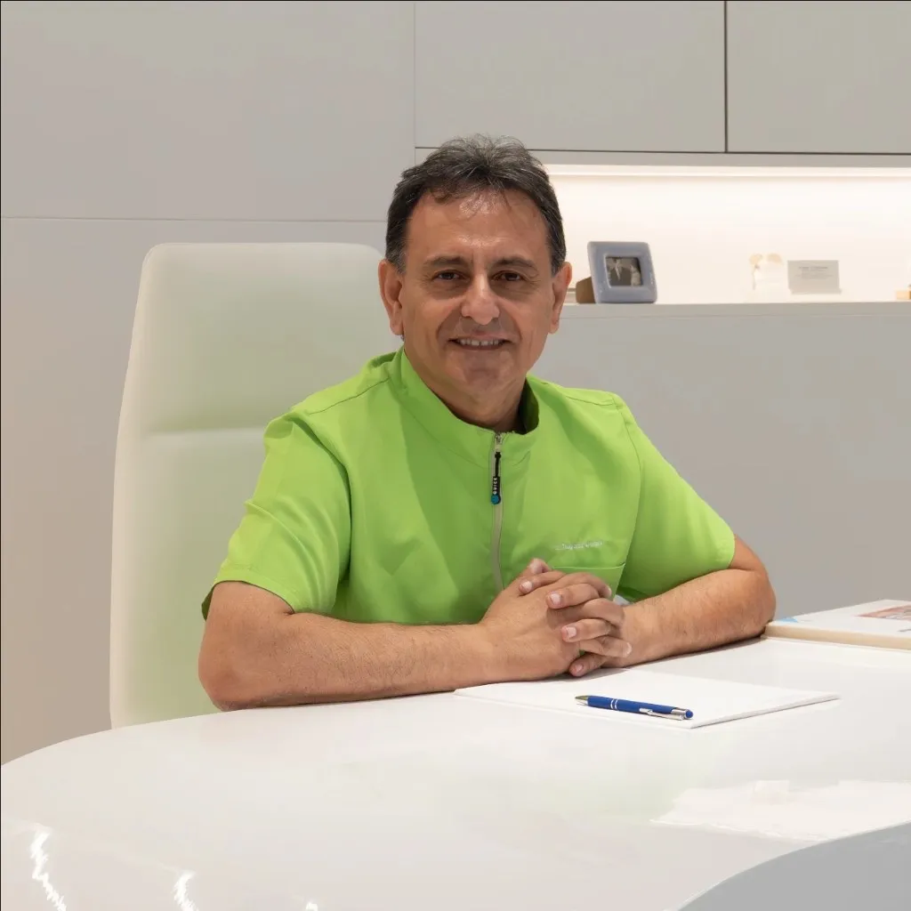 Ο Dr. Ιωάννης Τσαγιάννης στο ιατρείο του